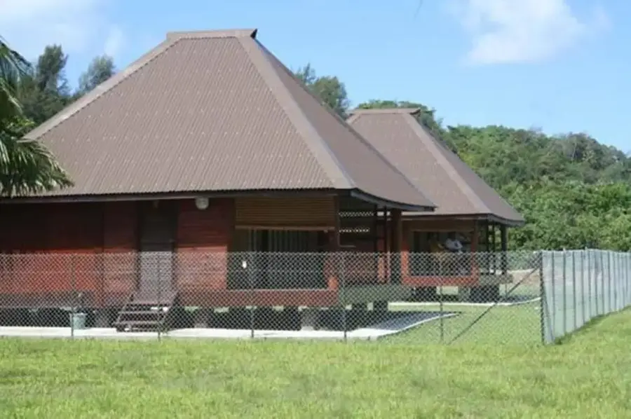 Bungalow et relief de Raiatea vus depuis l'île